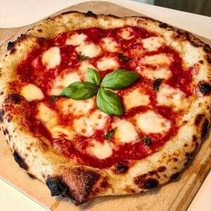 Napolitansk pizza margarita med mozzarella, basilika och tomat